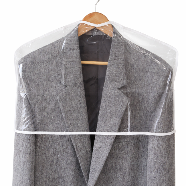 Blazer cinza protegido por capa plástica