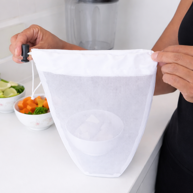 Mãos segurando bolsa de ráfia branca (1)