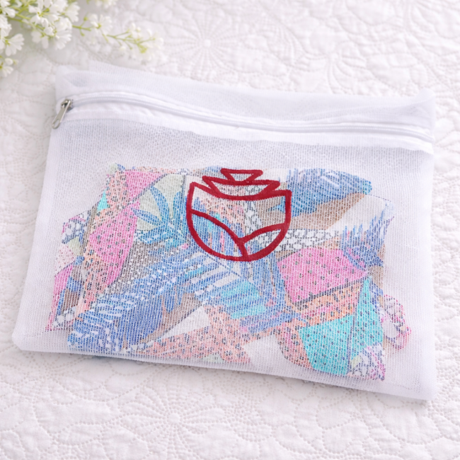 Pochete de malha com logo vermelho